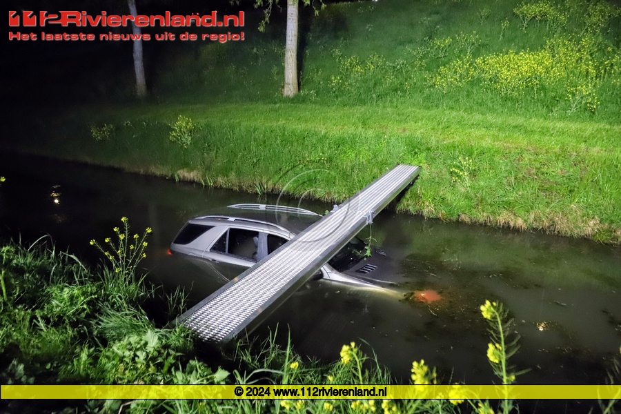 Auto belandt in de sloot