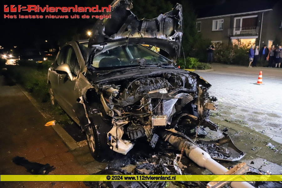 Auto vliegt in brand na crash
