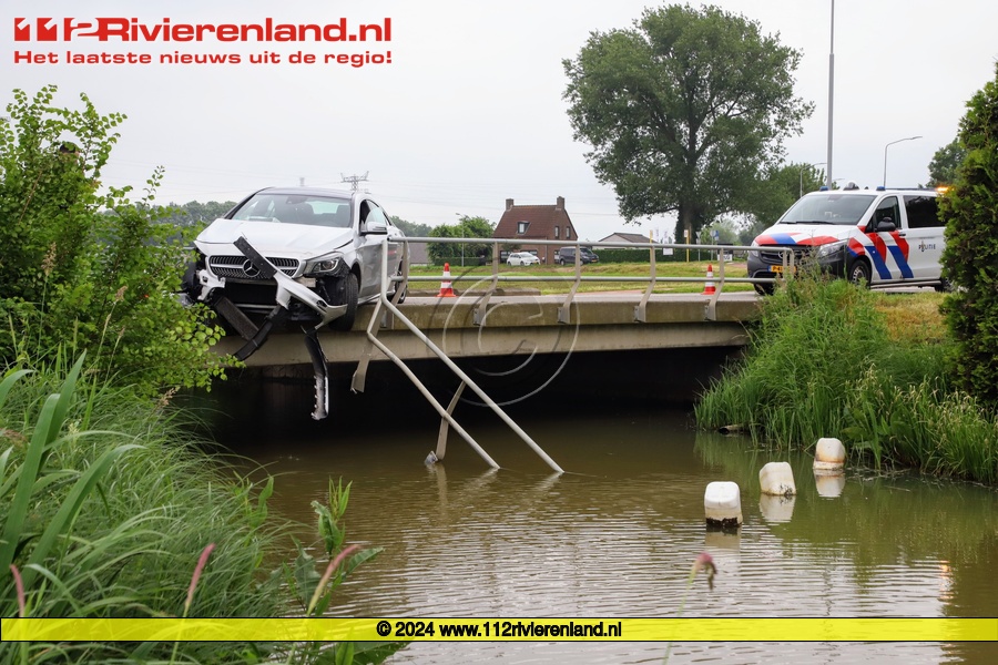 Auto rijdt bijna de Dode Linge in