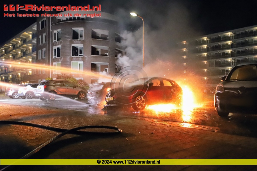 Twee auto's verwoest door brand en een derde met brandschade