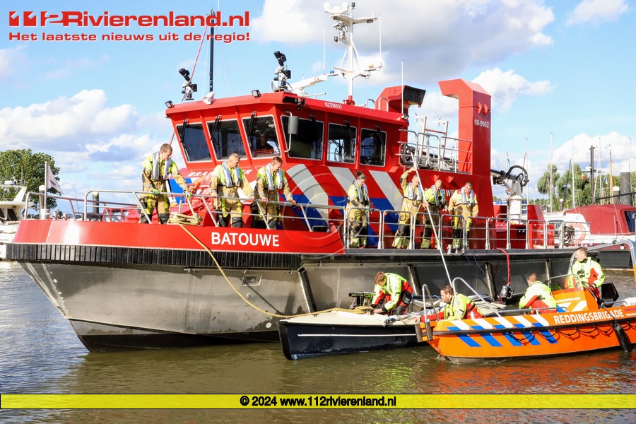 Bootje op de kop in de lek
