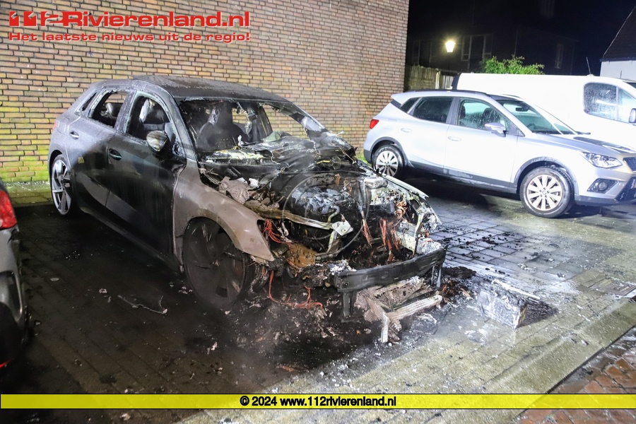 Auto brandt aan Binnen de Wallen