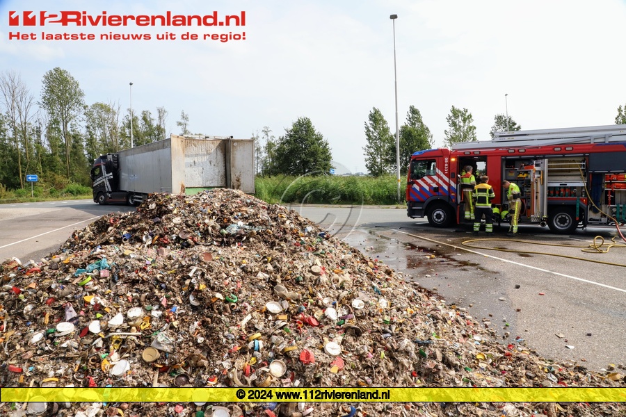 Broei in berg plastic afval langs de A15