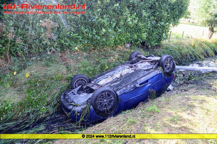 Auto in de sloot