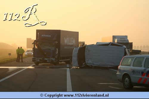 A15 Ongeval tussen vrachtwagen en personen busje