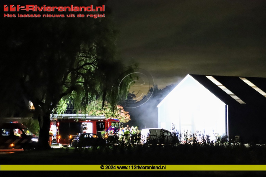 Autobrand in een loods