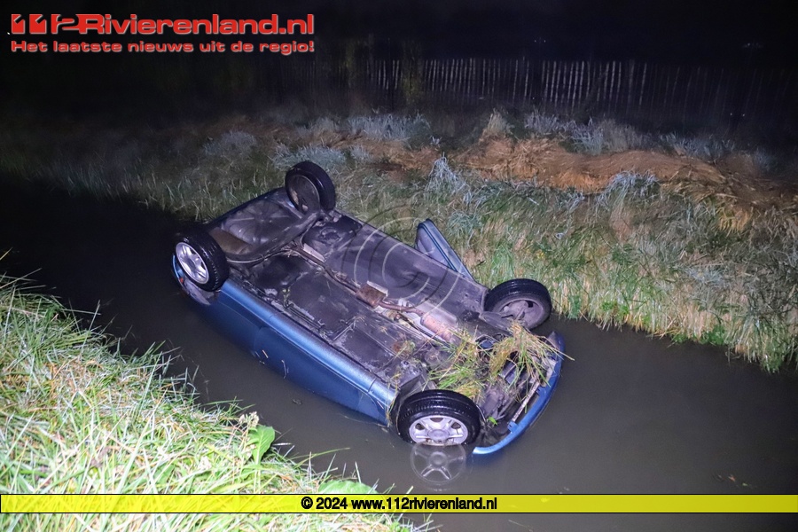 Auto in de sloot aan de Strandweg