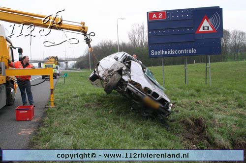 Auto op de kop in de sloot A2