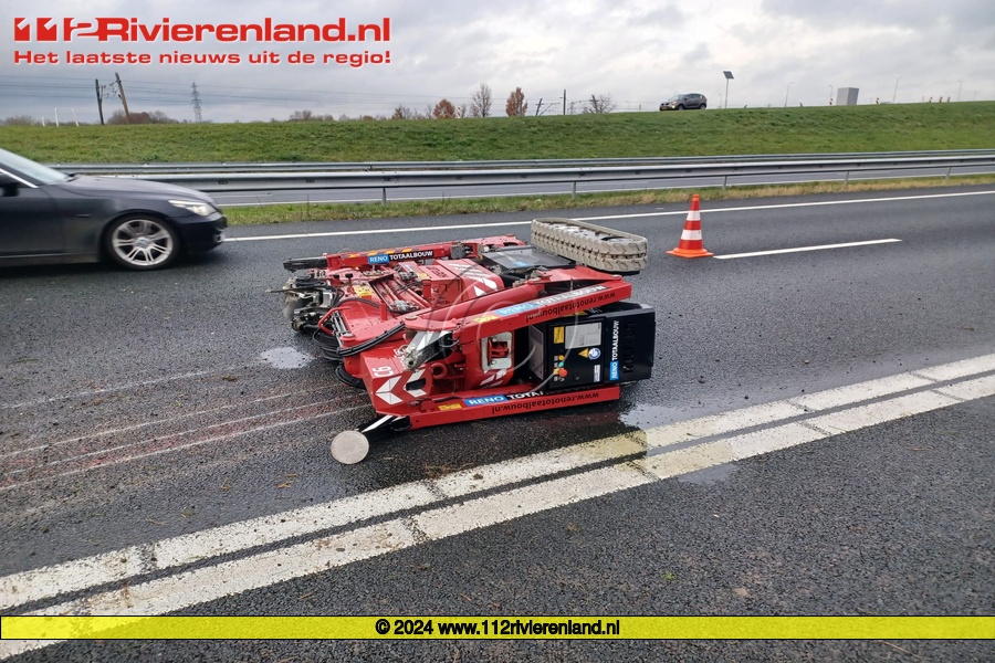 Hoogwerker valt van aanhanger op de A15