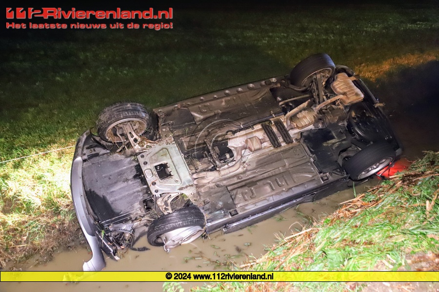 Auto in de sloot na inschattingsfout