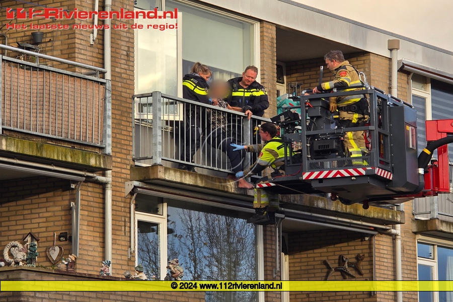 Man vast met been tussen balustrade