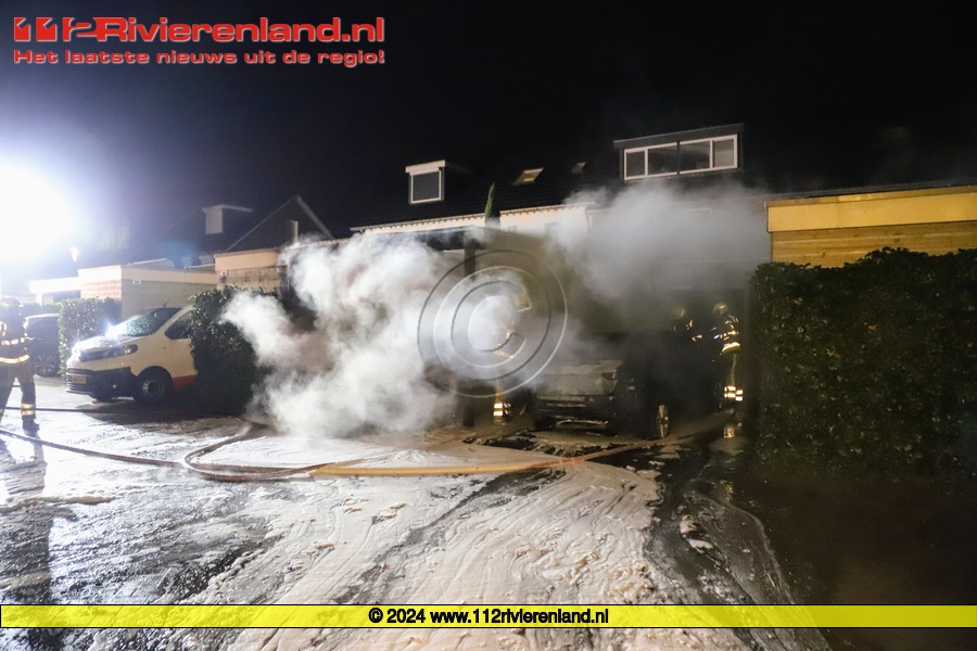 Twee personenauto's verwoest bij brand