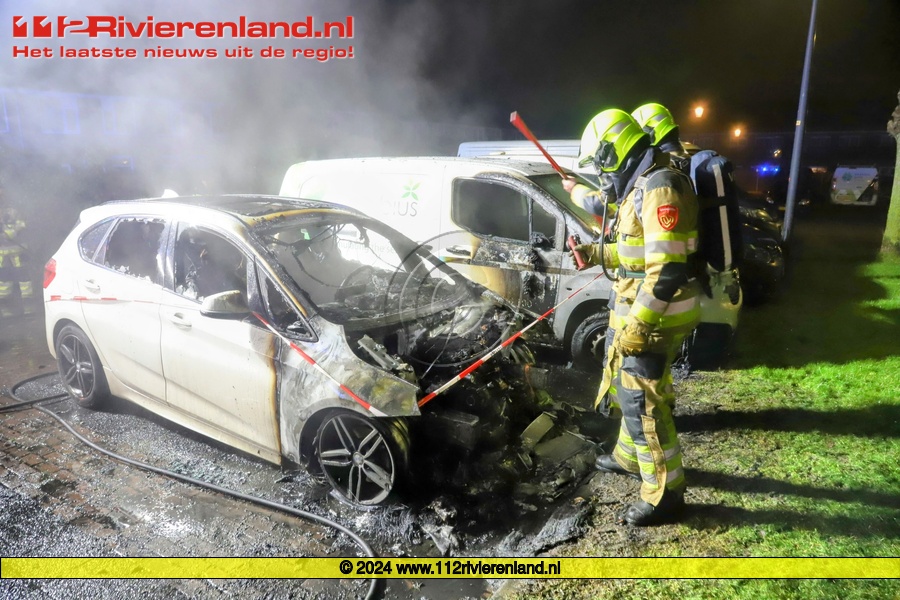Twee voertuigen zwaar beschadigd door brand