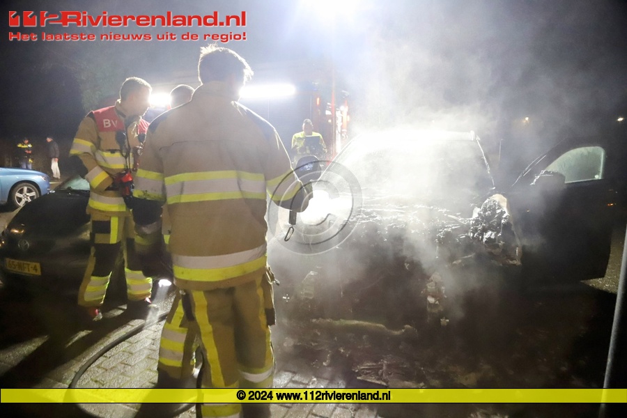 Auto gaat in vlammen op aan De Abdij