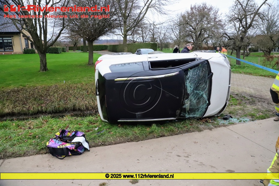 Auto belandt op de zijkant
