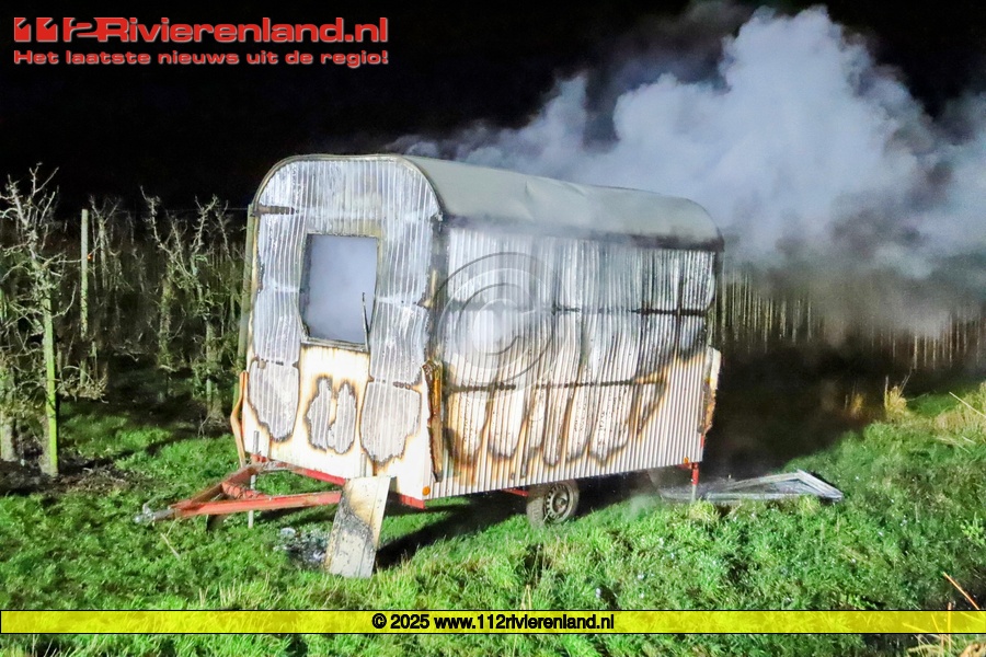 Bouwkeet in boomgaard in brand