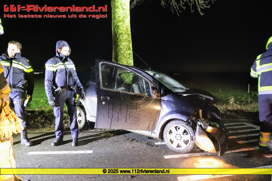 Auto tegen een boom aan de Hennisdijk