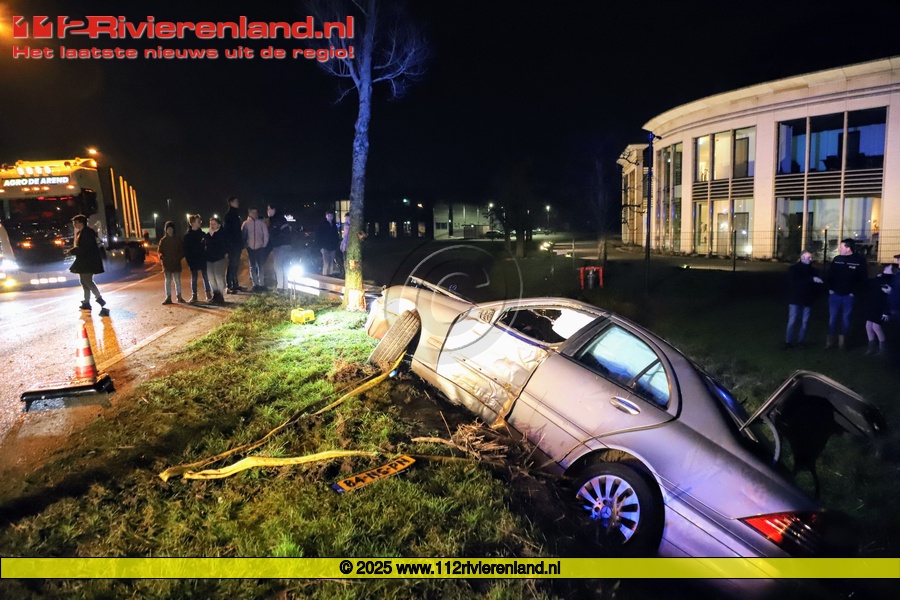 Auto in de sloot, bestuurder gevlucht