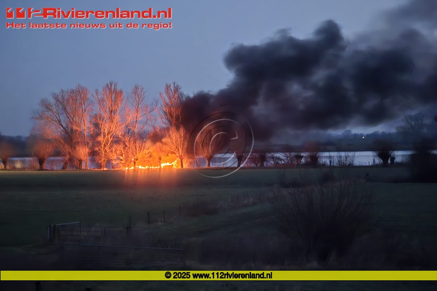 Flinke buitenbrand aan de Beusichemsedijk