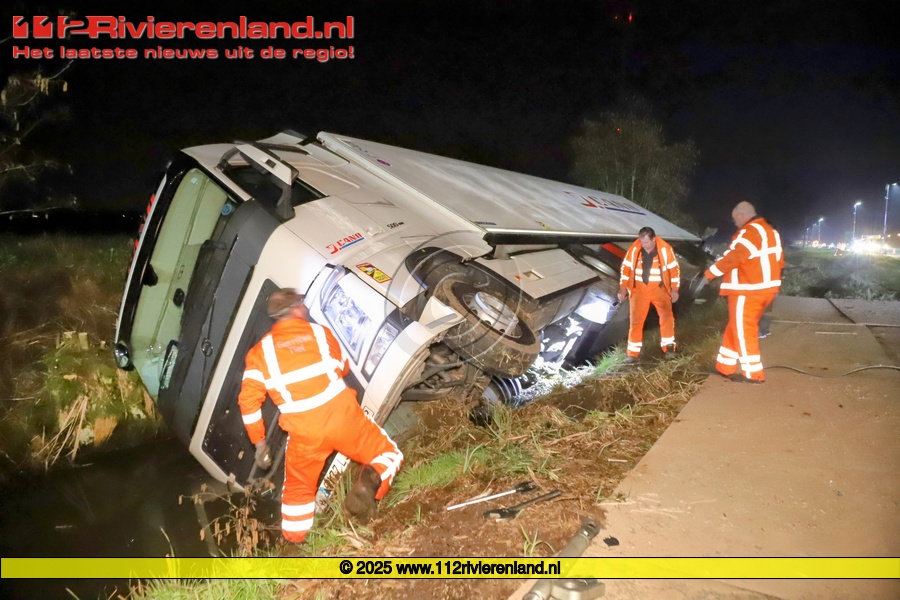 Vrachtwagen op de zijkant in de sloot