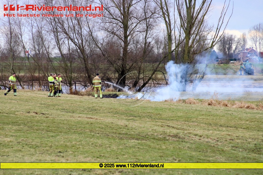 Flinke buitenbrand in een weiland
