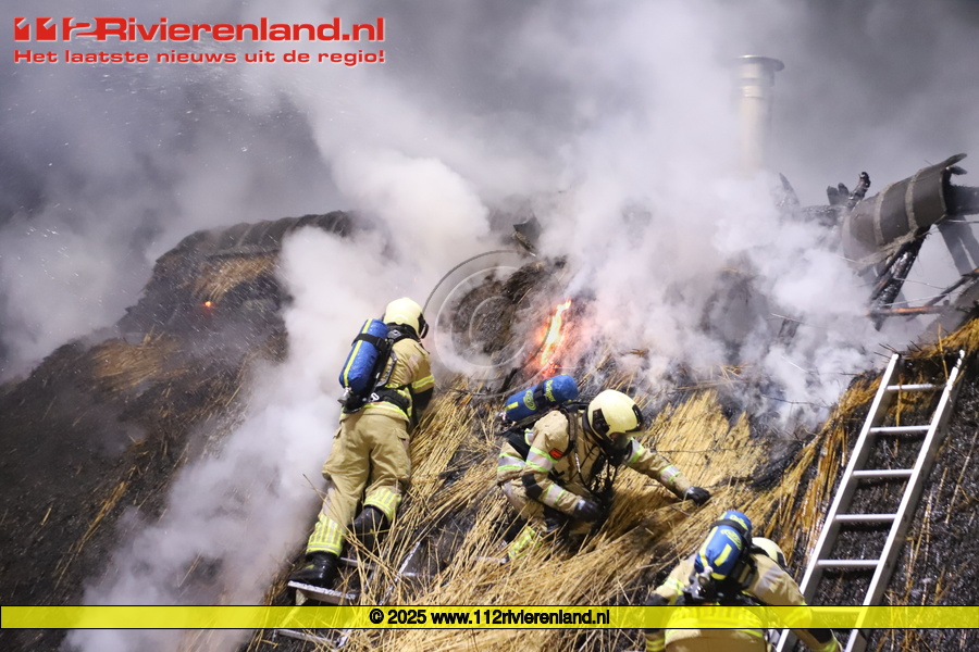 Grote brand in woning met rietenkap