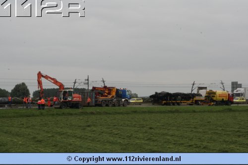 Snelweg A15 afgesloten na ongeluk