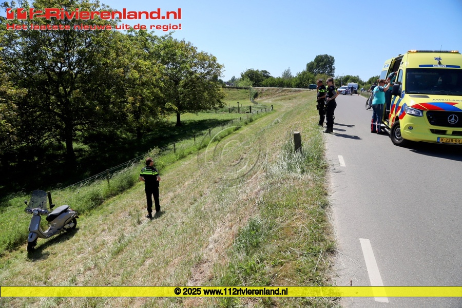 Scooterrijder belandt onderaan de dijk