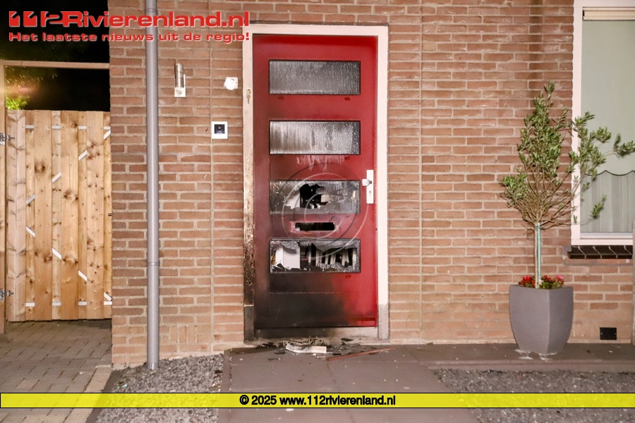 Voordeur zwaar beschadigd door explosie