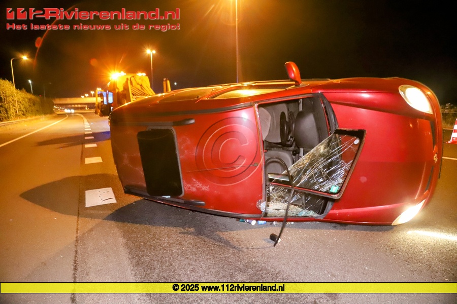 Auto op de zijkant op de A2