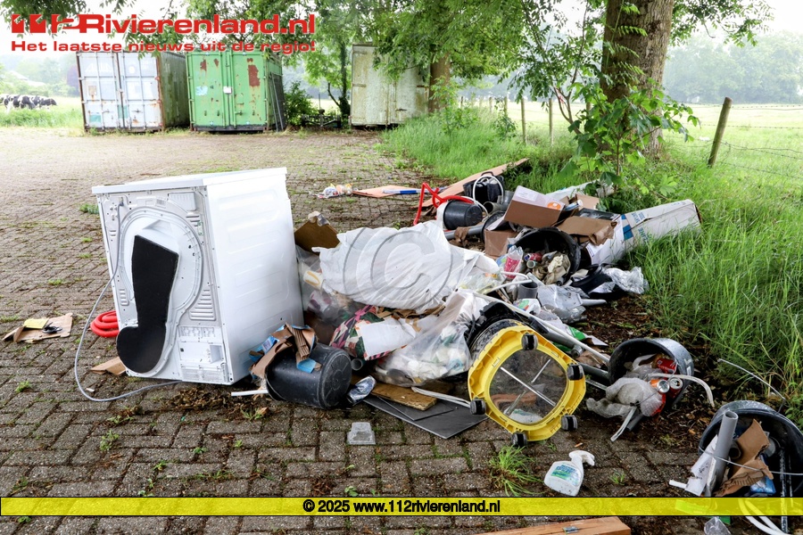 Afval gedumpt achter dorpshuis