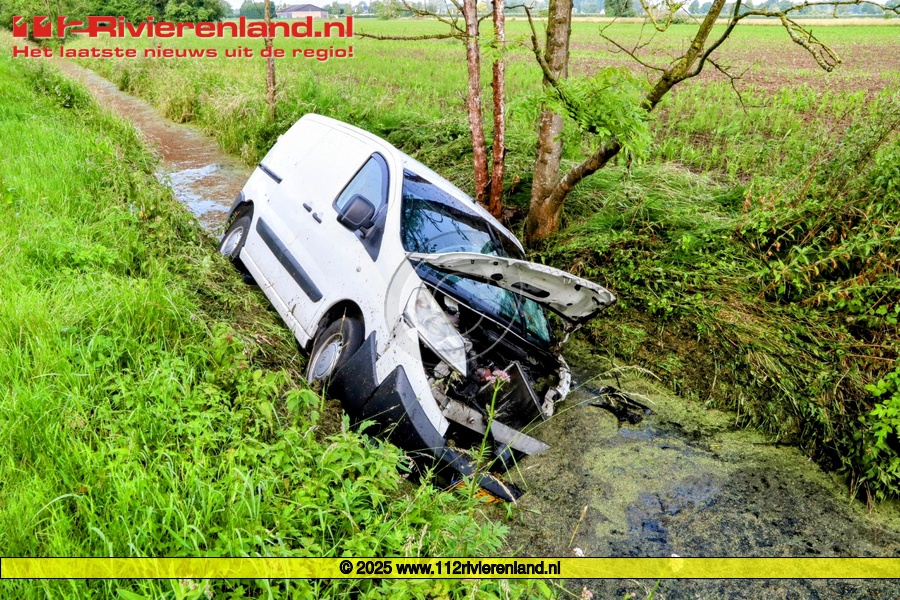 Auto in de sloot bestuurder gevlucht