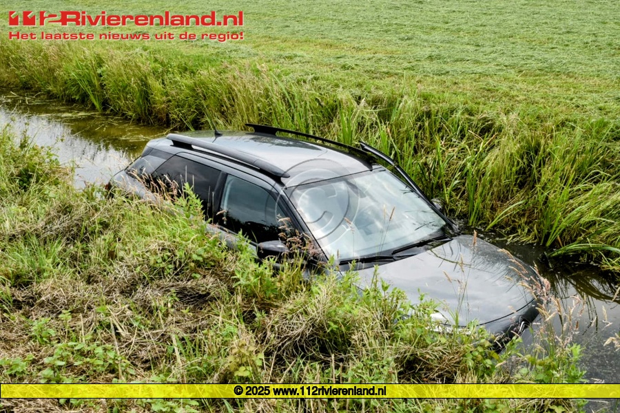 Auto met ouder echtpaar komt in de sloot terecht