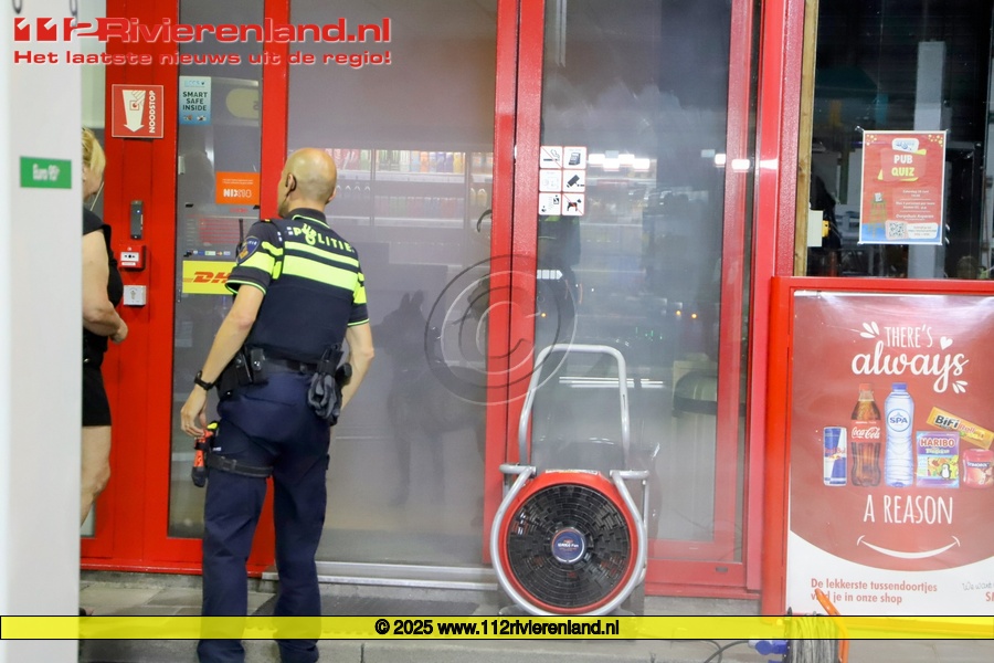 Mistgenerator zet tankshop in de rook, politie zoekt met speurhond