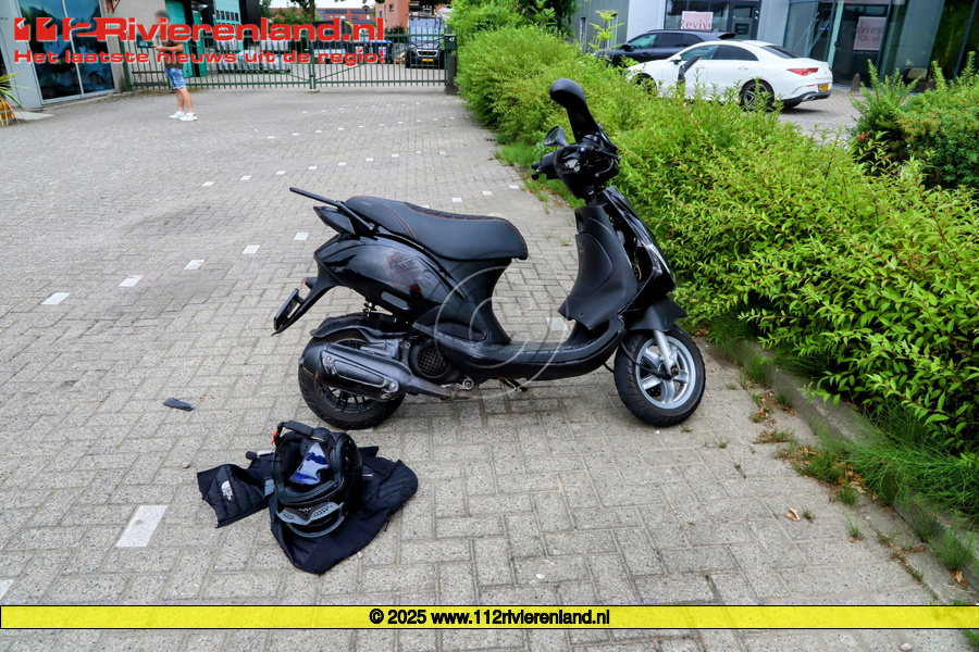 Scooterrijder gewond bij botsing personenauto