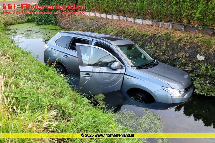 Auto te water aan de Vogelenzangseweg