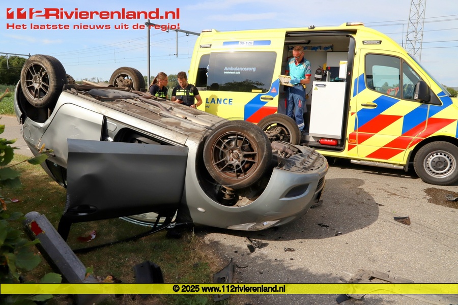 Auto belandt op de kop na aanrijding