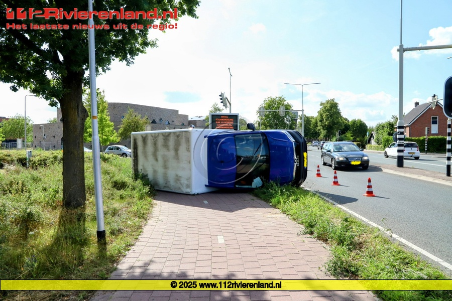 Bestelbus belandt op de zijkant
