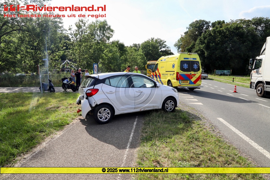Auto op de zijkant na ongeval