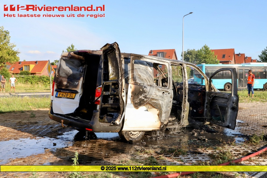 Twee gewonden bij autobrand