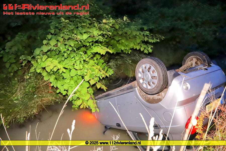 Auto op de kop in de sloot