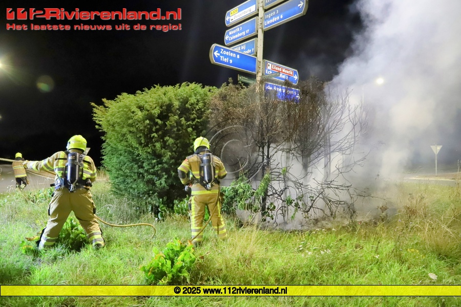 Flinke buitenbrand op rotonde