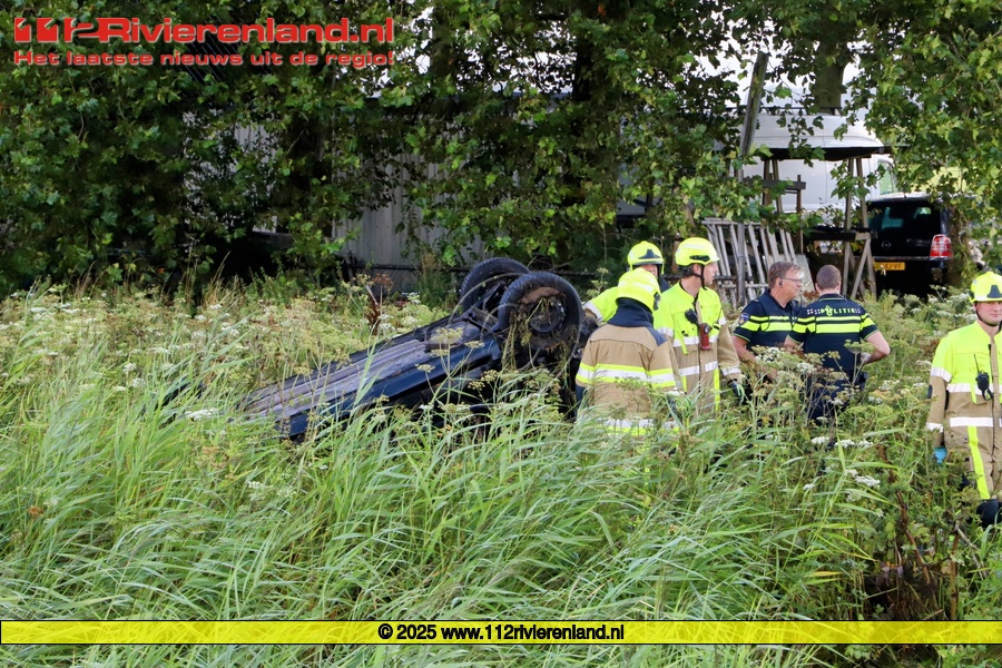 Auto op de kop in de berm langs de A2