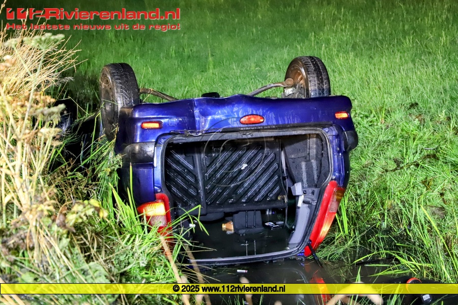Auto op de kop in de sloot