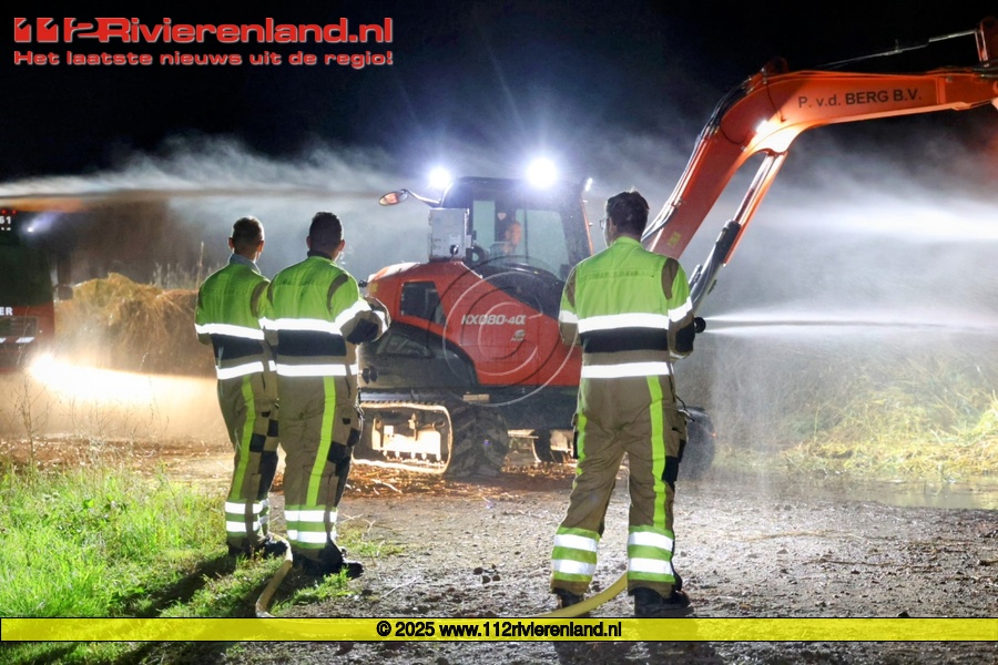 Brandweer druk met brand in berg maaisel