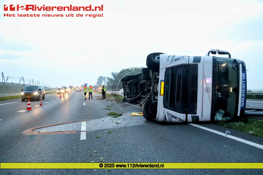 Vrachtwagen met zand en grind op z'n kant A15