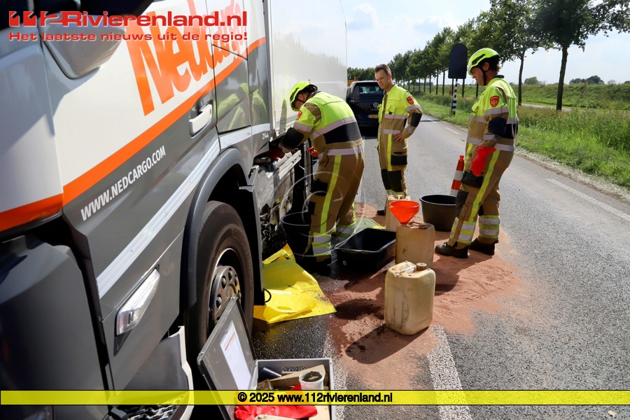 Busje en vrachtwagen botsen