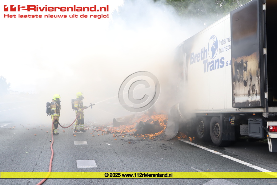 Vrachtwagen met fruit brand uit