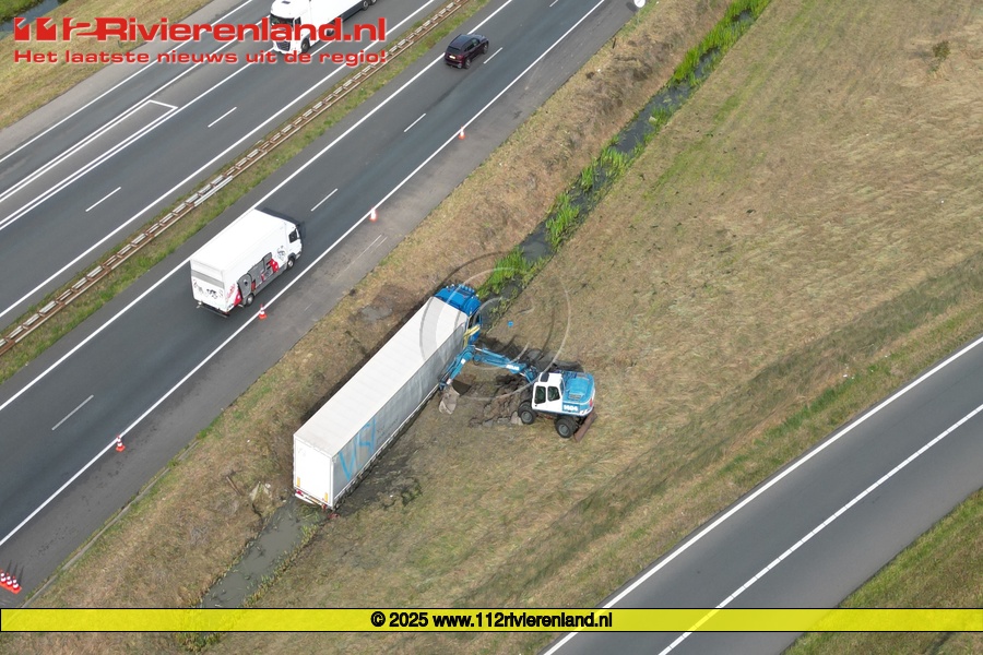 Vrachtwagen in de sloot A15