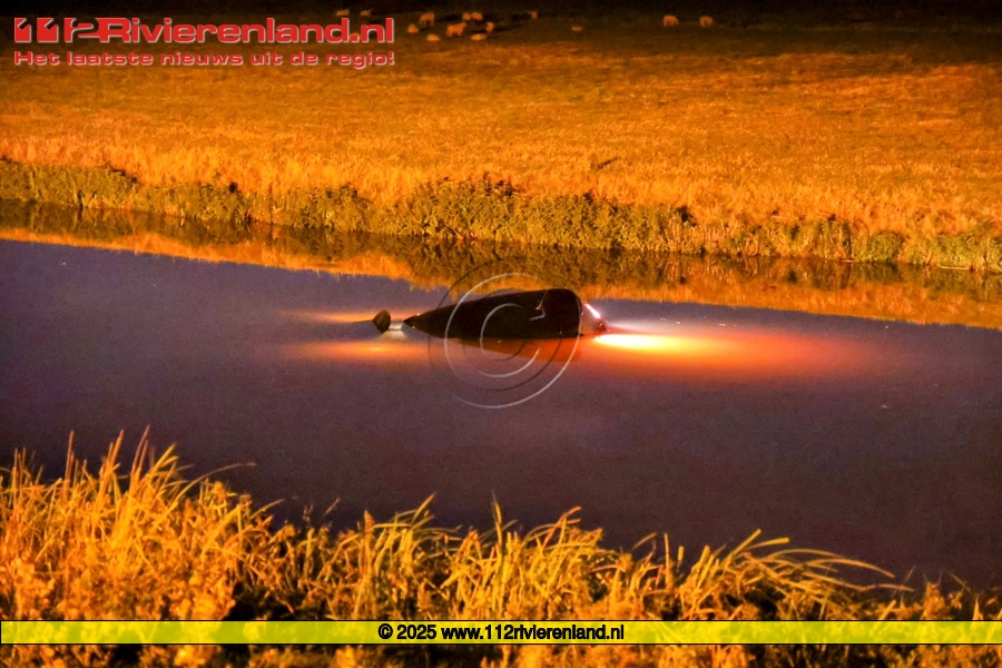 Auto rijdt de Linge in